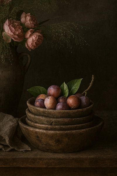 Rustikales Stillleben mit Pflaumen und Blumen von Kleurenrijk