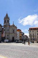 Verkeersplein met uitzicht op een kerk in Porto, Portugal