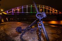 Pont avec cheville à Deventer aux couleurs de l'arc-en-ciel pour le Comingout-Day