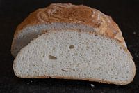 Luchtig gebakken witbrood, aangesneden