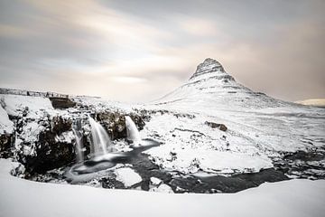 Kirkjufell mit Wasserfall auf Island