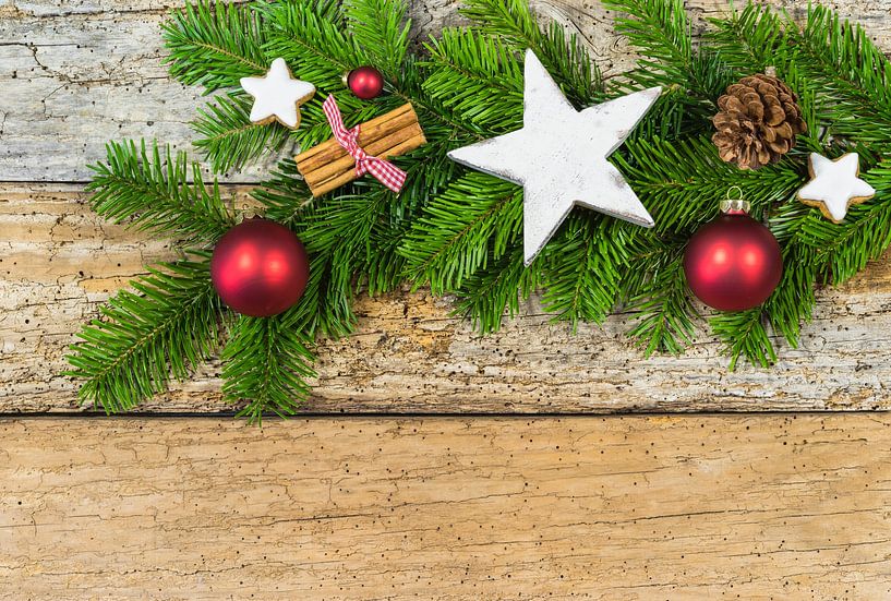 Natuurlijke kerstversiering met sparrentak en ornamenten op hout van Alex Winter