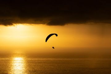 Paragliding in de zonsondergang