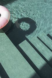 Treppe im Pool mit rosa Schwimmband | Reisefotografie Druck von Kimberley Jekel