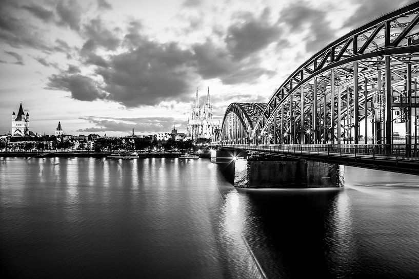 Skyline Köln bei Nacht / Schwarzweiss von Werner Dieterich