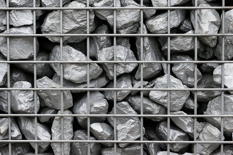 Zilveren stenen in ijzeren raster van Patrick Verhoef