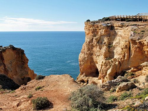 Zandstenen kliffen aan de kust van de Algarve