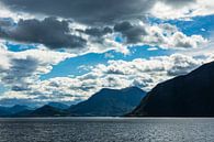 Blick auf den Storfjord in Norwegen van Rico Ködder thumbnail
