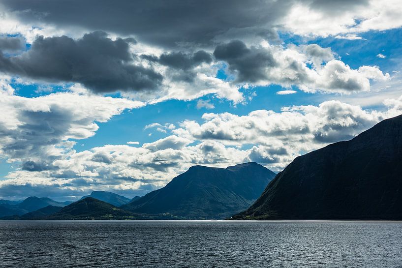Blick auf den Storfjord in Norwegen van Rico Ködder