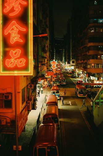Stadsleven bij nacht: verkeer en licht in Kowloon
