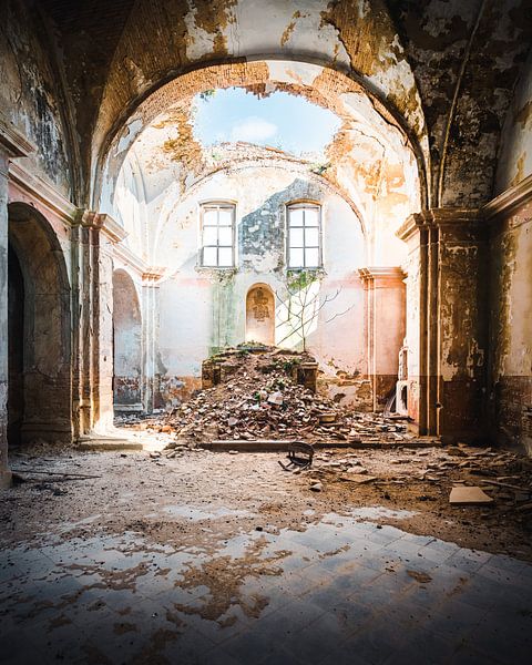 Verlaten Kerk in Craco, Italië. van Roman Robroek