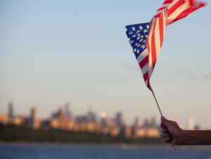 Amerikaanse vlag zwaait boven de Hudson rivier op 4th of July, Manhattan, New York Stad, Amerika