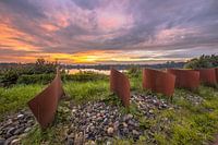 Metalen objecten tijdens een mooie zonsondergang in Groningen