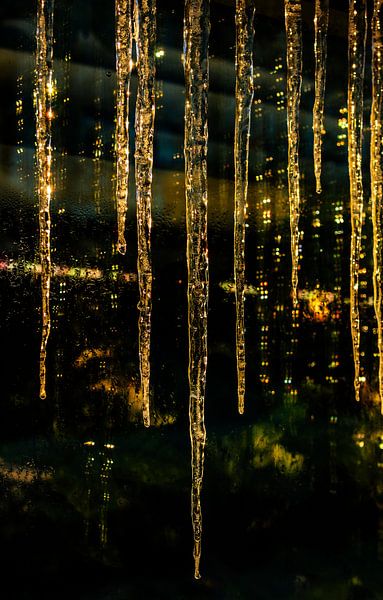 Stalactites de Glace &amp; Lumières de Ville – Nuit d’Hiver par Brave Toaster Photos