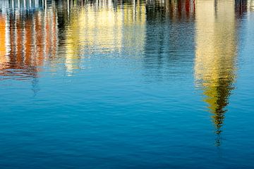 Spiegelung im Hafenbecken von Dieter Walther