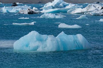 IJsland - Turquoise kristalheldere ijsschotsen bewegen richting oceaan van Simon Dux