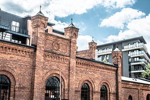 Ancien hall d'usine rénové et nouveau bâtiment à Lodz