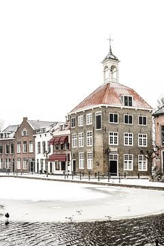 Het Zakkendragershuisje in Schiedam in de winter. van Kok and Kok