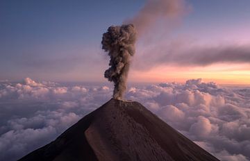 Éruption volcanique au-dessus des nuages sur Ewold Kooistra