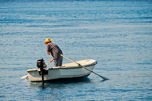 Man in een kleine boot