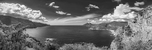 Kustlandschap van het eiland Corsica in de Middellandse Zee in zwart-wit