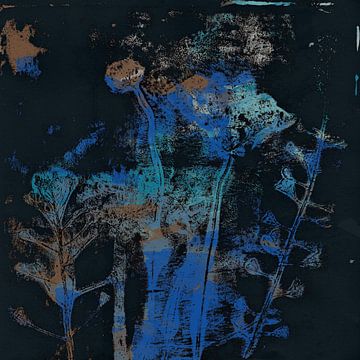 Art botanique abstrait. Fleurs en bleu néon, terra et noir. sur Dina Dankers
