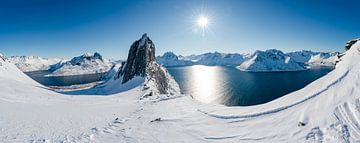 Uitzicht op Hester en de fjorden bij Senja van Leo Schindzielorz