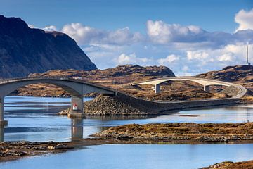 Pont reliant le village de Fredvang au reste des îles des Lofoten en Norvège. sur gaps photography