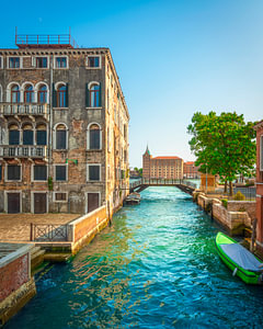 Stadtbild von Venedig. Kanal, Brücke und Molino Stucky Gebäude.
