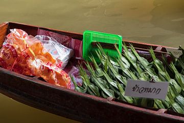 Floating market in Thailand by Mirjam Welleweerd