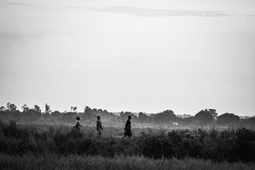 Lokale Oegandezen / Vintage zwart-wit beeld / Afrika / Straatfotografie van Jikke Patist