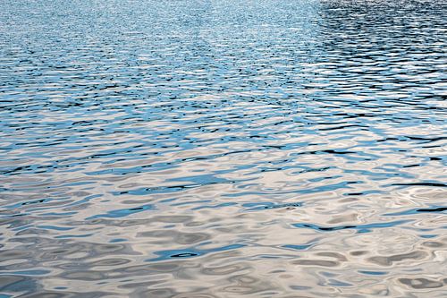 surface de l'eau avec des teintes et des motifs pastel