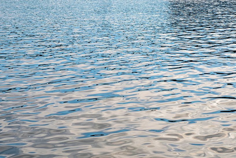 surface de l'eau avec des teintes et des motifs pastel par Hanneke Luit