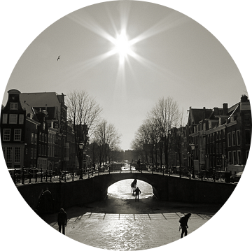 Schaatsen op de Amsterdamse grachten. van Frank de Ridder
