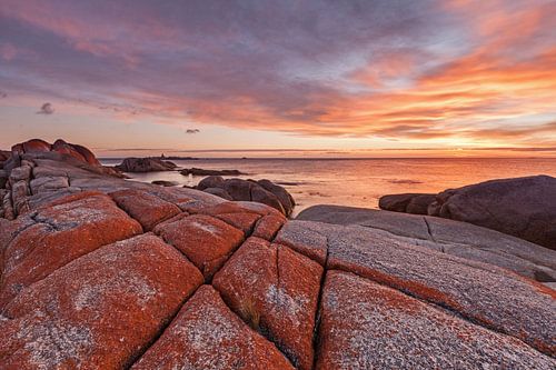 Sunrise in the Bay of Fires in Tasmania