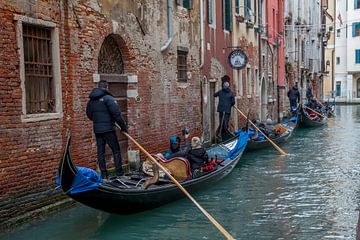 Gondolas in centrum van oude stad Venetie, Italie