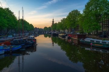 Blick über das Kromme Waal auf den Montelbaan-Turm, 2020 von Amsterdam.Photos