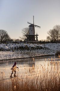 Patineur solitaire à côté du moulin De Koe (La Vache)
