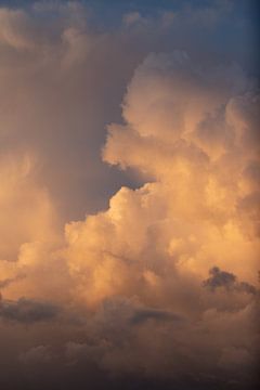 Wolken in de lucht | avondgloren van Susanna Gerritse