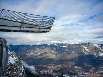 Garmisch-Partenkirchen: Blick von der Bergstation der Alpspitzbahn hinab ins Tal