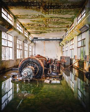 Sinkendes Kraftwerk. von Roman Robroek