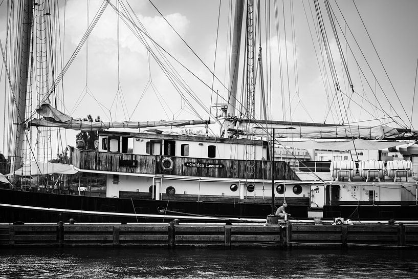 Oud zeilschip aan de kade in Amsterdam van Bart Rondeel