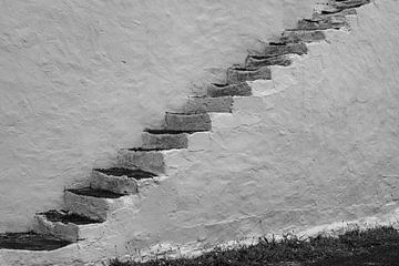 Oben und unten, Giebeltreppe entlang des Gebäudes auf den Azoren. von Marjolein Zijlstra