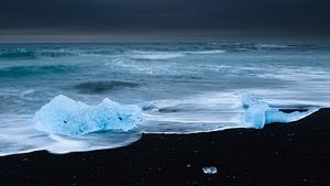 Eis am schwarzen Strand