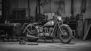 Ein Schwarz-Weiß-Foto eines alten Vintage-Motorrads im Hangar