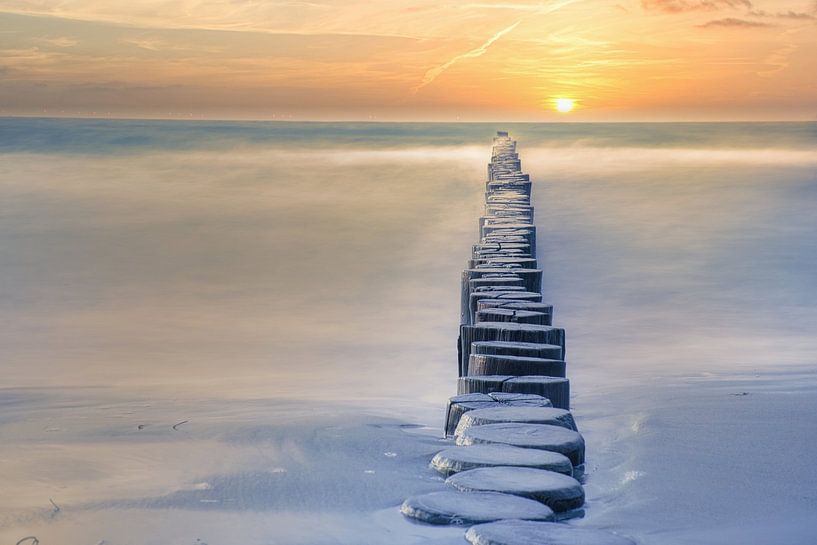 Buhne in Zingst an der Ostsee. Buhnen reichen ins Meer. Landschaftsaufnahme von Martin Köbsch