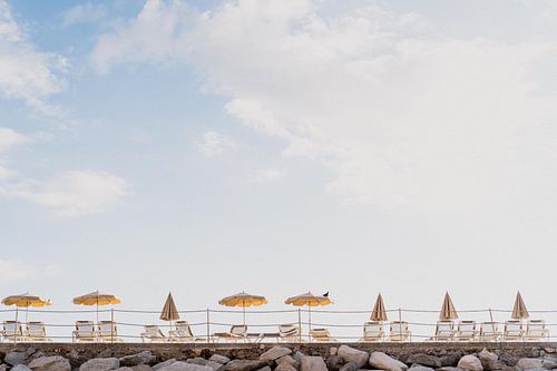 Lits de plage au bord de la mer