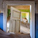 Zandduinen in huis - verlaten plek - Kolmanskop - Namibië van Marianne Ottemann - OTTI thumbnail