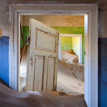 Zandduinen in huis - verlaten plek - Kolmanskop - Namibië van Marianne Ottemann - OTTI