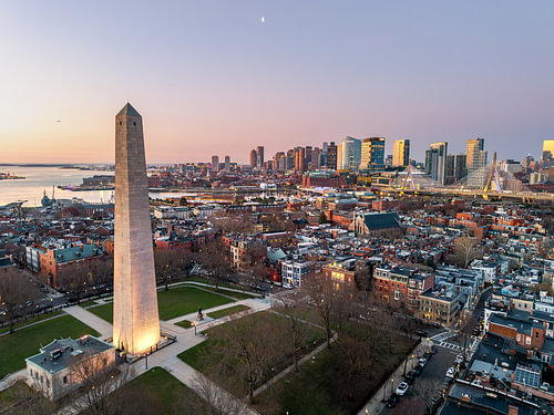 Das Bunker-Hill-Denkmal oberhalb von Boston